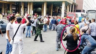 Colectivos Casi Linchan a Periodistas por filmar a Chavistas Frente al CNE [upl. by Reichert]