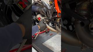 Montage van het Akrapovic race systeem op de KTM 1390 Super Duke R van EnzoKnol ktm shorts kp [upl. by Ellett]