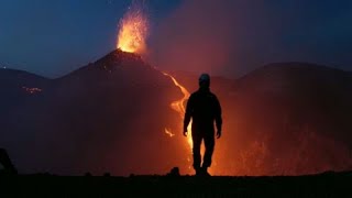 Spektakulärer Ausbruch Vulkan Ätna auf Sizilien schickt Lavaströme in den Himmel [upl. by Eenaej]