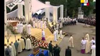 Procession eucharistique et prière du Pape [upl. by Luhe285]