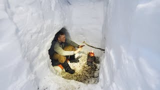 Survival Camping 9ft3m Under Snow  Giant Winter Bushcraft Shelter and Quinzee [upl. by Zzabahs]