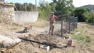 Poser une clôture en panneaux rigides avec portail  portillon sur terrain en penteTuto avec Robert [upl. by Yhtomiht]