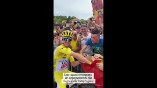 Tour de France due ragazzi consegnano la coppa a Pogacar [upl. by Hawk]