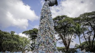 Kenya  des déchets plastiques recyclés en mobilier scolaire [upl. by Donohue]