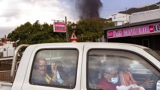 Evacuaciones urgentes tras abrirse dos nuevas bocas en el volcán de La Palma [upl. by Gannon460]