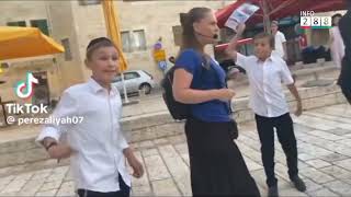 Niños judíos ortodoxos agreden a una mujer cristiana por hablar acerca de Jesús en Jerusalén [upl. by Junieta]