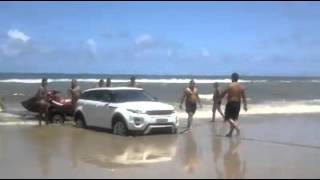 Ilhéus  Land Rover atola na praia e por pouco não teve o carro invadido pelo mar [upl. by Bevash]