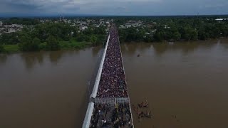 Caravana migrante en tensa espera en frontera con México [upl. by Asilenna]