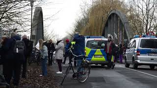 Protest an der Kanalbrücke Aktivisten klettern in Bäume [upl. by Vaios338]