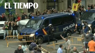 Tensos actos de Policía y Guardia Civil en votaciones de Cataluña  El Tiempo [upl. by Akimrej]