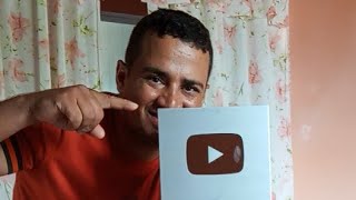 Finalmente ela chegou mostrando a placa de prata de 100 mil inscritos no YouTube [upl. by Brigitta422]