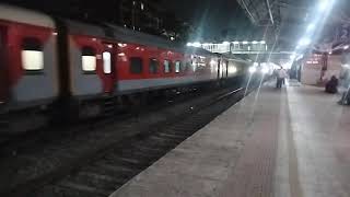 12979 Bandra Terminus Jaipur SF Express meets 12010 Ahmedabad Mumbai Shatabdi Express at Vapi [upl. by Kall]