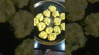 অল্প তেলে মুচমুচে খেসারি ডালের পকোড়াkhesarir dalDaler recipepokoratendingshorts cookingvideo [upl. by Oiled]