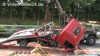 16062016  VN24  Autotransporter raste in Arbeitsfahrzeug auf der A44 bei Werl  Vollsperrung [upl. by Komarek]