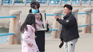 Complimenting Strangers in a Special Way  Social Experiment “你身后的女生真好看”听到这句话，女生转头看到了镜子里的自己 [upl. by Parshall]