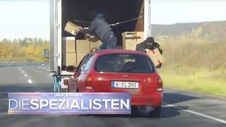 Mann steigt während der Fahrt auf die Motorhaube  Auf Streife  Die Spezialisten  SAT1 TV [upl. by Rora915]