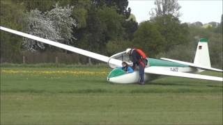 Ein Segelflugzeug landet auf dem Flugplatz [upl. by Losyram]