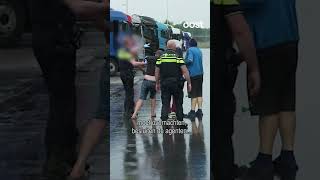 Politie komt opeens een hele dronken man tegen politie shorts oost [upl. by Dobbins675]