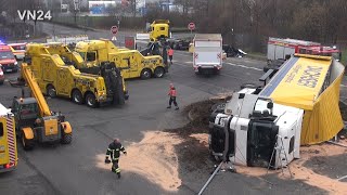 25012023  VN24  Große Aufräumarbeiten nach schwerem LKW Unfall an einer StopStraße [upl. by Asiuol344]