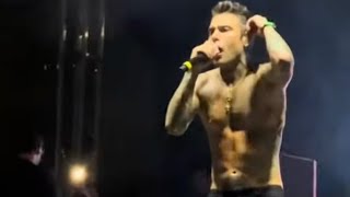 Fedez chiama il sindaco sul palco al suo concerto “Dite grazie…” [upl. by Leede936]