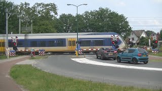 Spoorwegovergang Baarn  Dutch railroad crossing [upl. by Jankell]