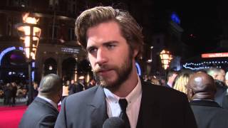 Hunger Games  Il Canto della Rivolta Parte 1  Première Londra  Intervista a Liam Hemsworth [upl. by Ruon102]