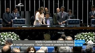 Katia Abreu vai até a mesa toma pasta de presidente de reunião preparatória e nega devolvêla [upl. by Funda]