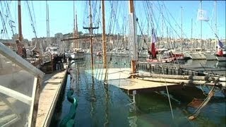 Un bateau restaurant coule à Marseille [upl. by Ojeillib]