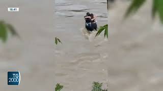 Friuli tre ragazzi dispersi nel fiume Natisone Labbraccio prima della piena [upl. by Elyr937]