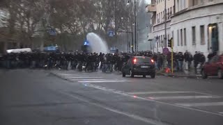 Roma LazioEintracht gli scontri fra i tifosi tedeschi e la polizia [upl. by Omland]