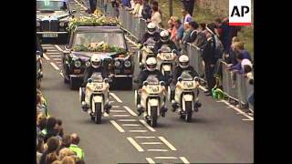 UK CROWDS LINE ROAD TO ALTHORP WHERE PRINCESS DIANA IS BURIED [upl. by Aisila]