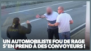 Hors de lui cet automobiliste s’en prend à des convoyeurs   Camions XXL [upl. by Noryk298]