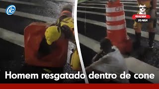 Homem é resgatado dentro de um cone em São Paulo [upl. by Notlimah]