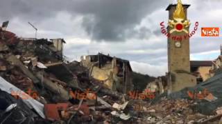 Amatrice crolla il Palazzo Rosso lunico rimasto in piedi dopo il terremoto del 24 Agosto [upl. by Vander]