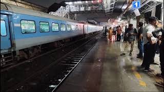 12010 Shatabdi Express arrives at Vapi amp 22963 Bandra Term Bhavnagar weekly sf exp arrives at Vapi [upl. by Amorete254]