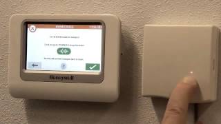 OpenTherm®ketelmodule R8810 toewijzen aan evohome  Honeywell Home [upl. by Orbadiah]