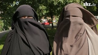 BurkaVerbot Mit dem Vollschleier durch Flensburg  ein Selbstversuch [upl. by Martsen]