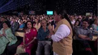 Bharti Singh on the lookout for celebrity smiles at the Peoples Choice Awards 2012 HD [upl. by Dasteel]