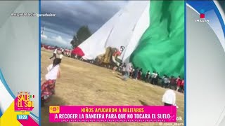 Niños AYUDAN a militares para que la BANDERA no toque el suelo  Sale el Sol [upl. by Danita]