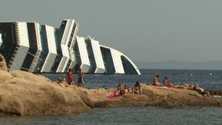 Italie Le naufrage du Costa Concordia attraction touristique [upl. by Krongold127]