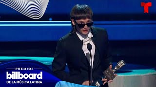 Peso Pluma triunfa como el Artista del Año Debut  Premios Billboard 2023 [upl. by Enattirb]