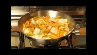 Recetas  Wok de verduras y ravioles  La Salteña [upl. by Yesdnyl911]