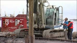 Soilmec 312  Pali trivellati nel Porto di Genova [upl. by Radford]