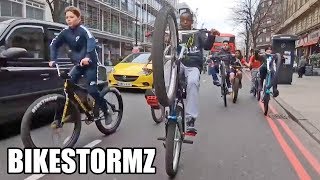 Phénomène BikeStormz  4000 riders envahissent les rues de Londres [upl. by Allianora]